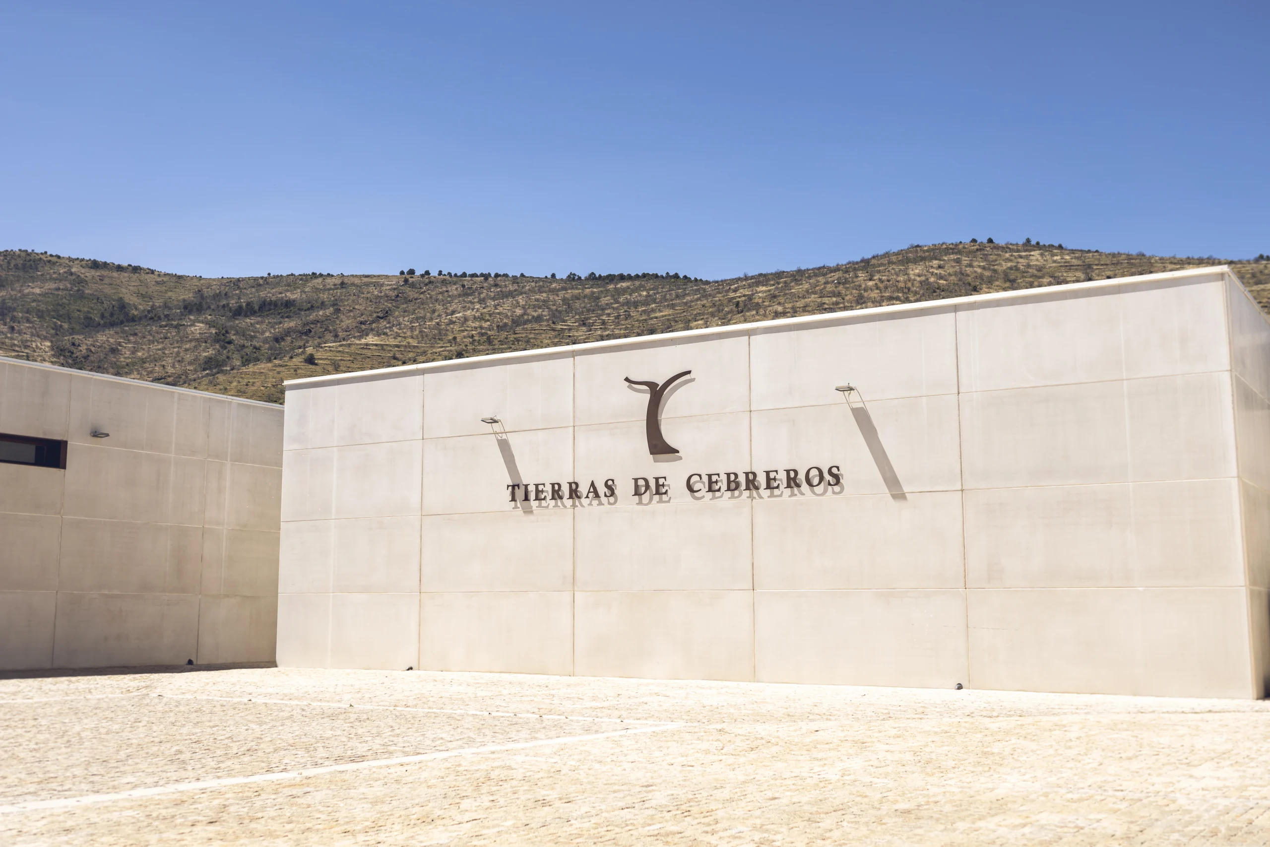 exterior de la bodega Tierras de Cebreros