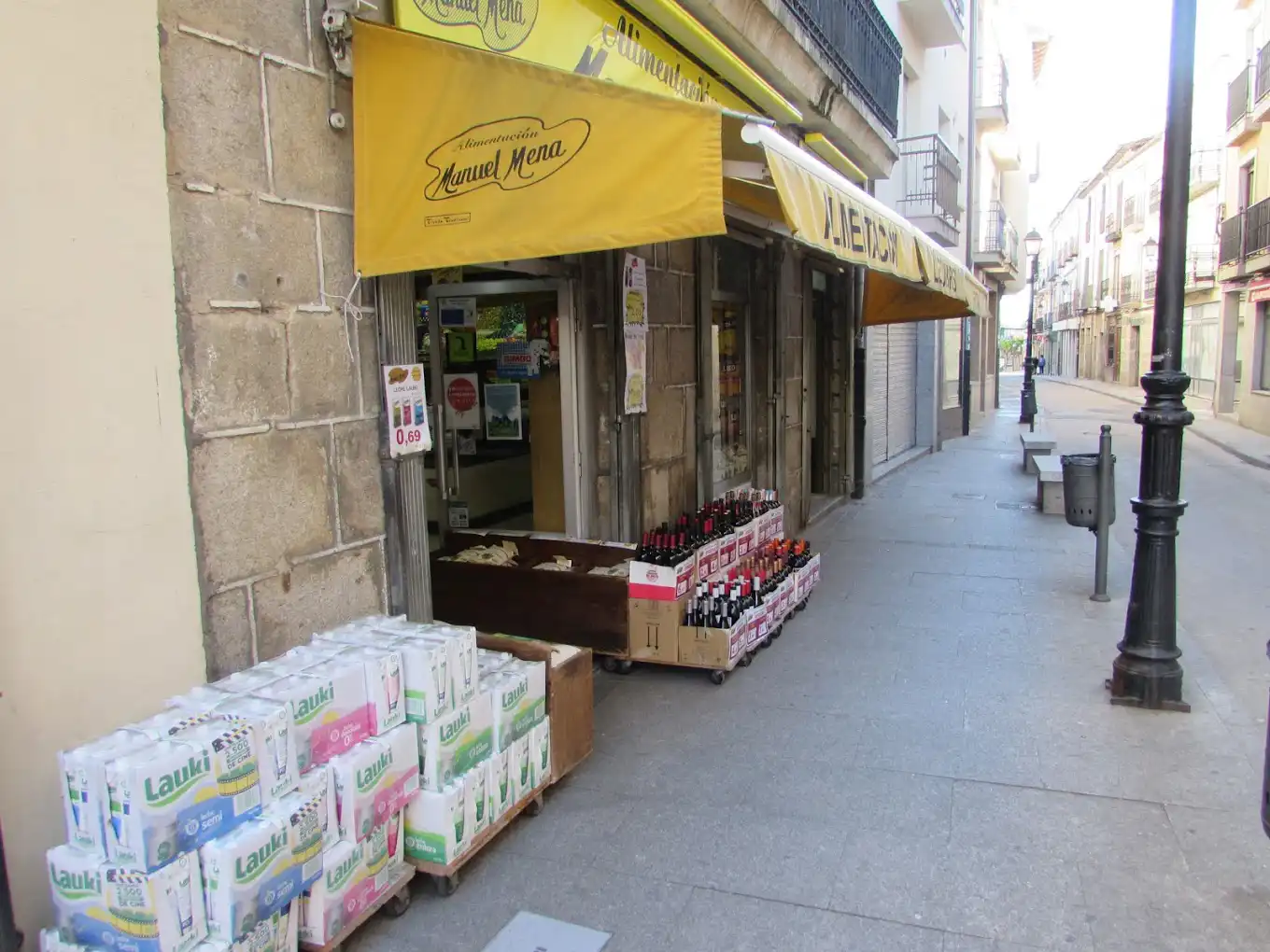 Exterior de tienda Alimentación Manuel Mena, Avila