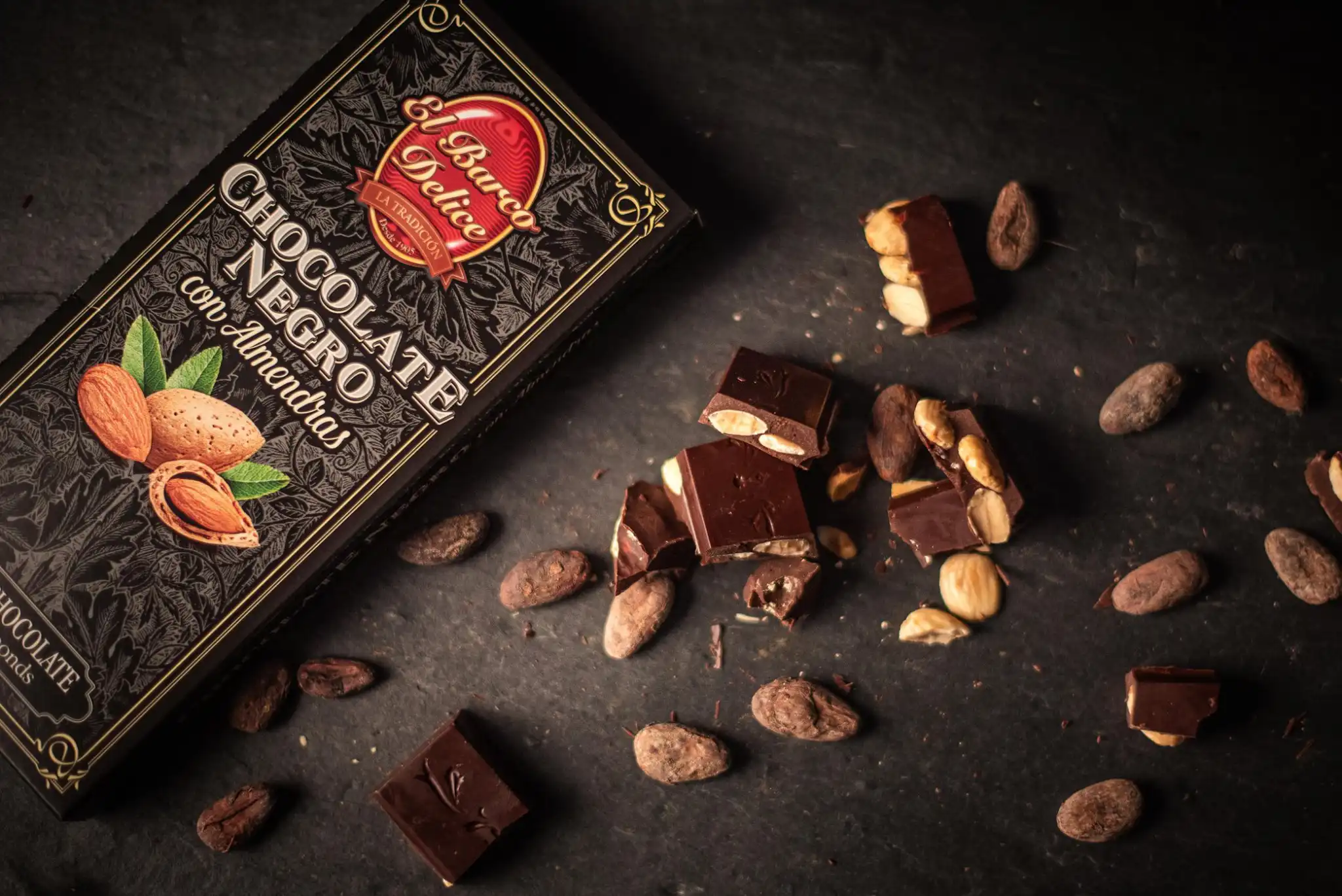 chocolate negro con almendras