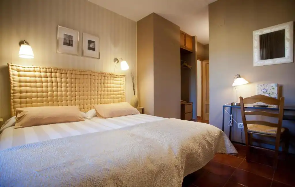 Cama de habitación del hotel Rural El Yantar de Gredos
