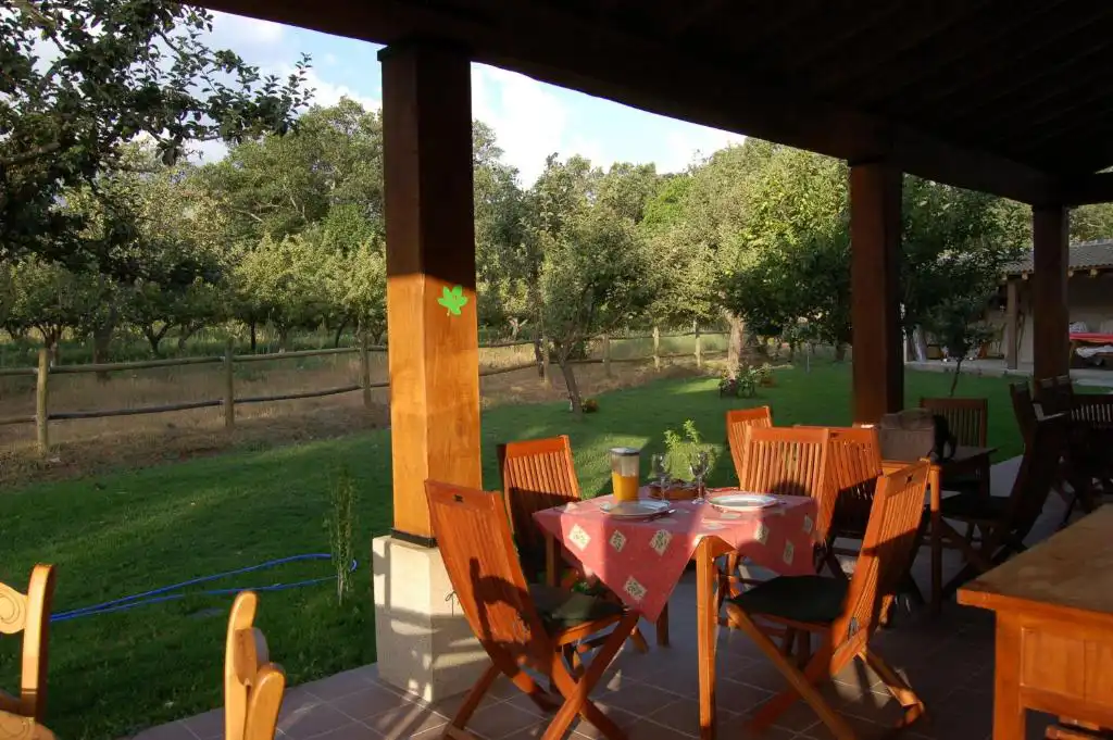 jardin y porche de hotel rural
