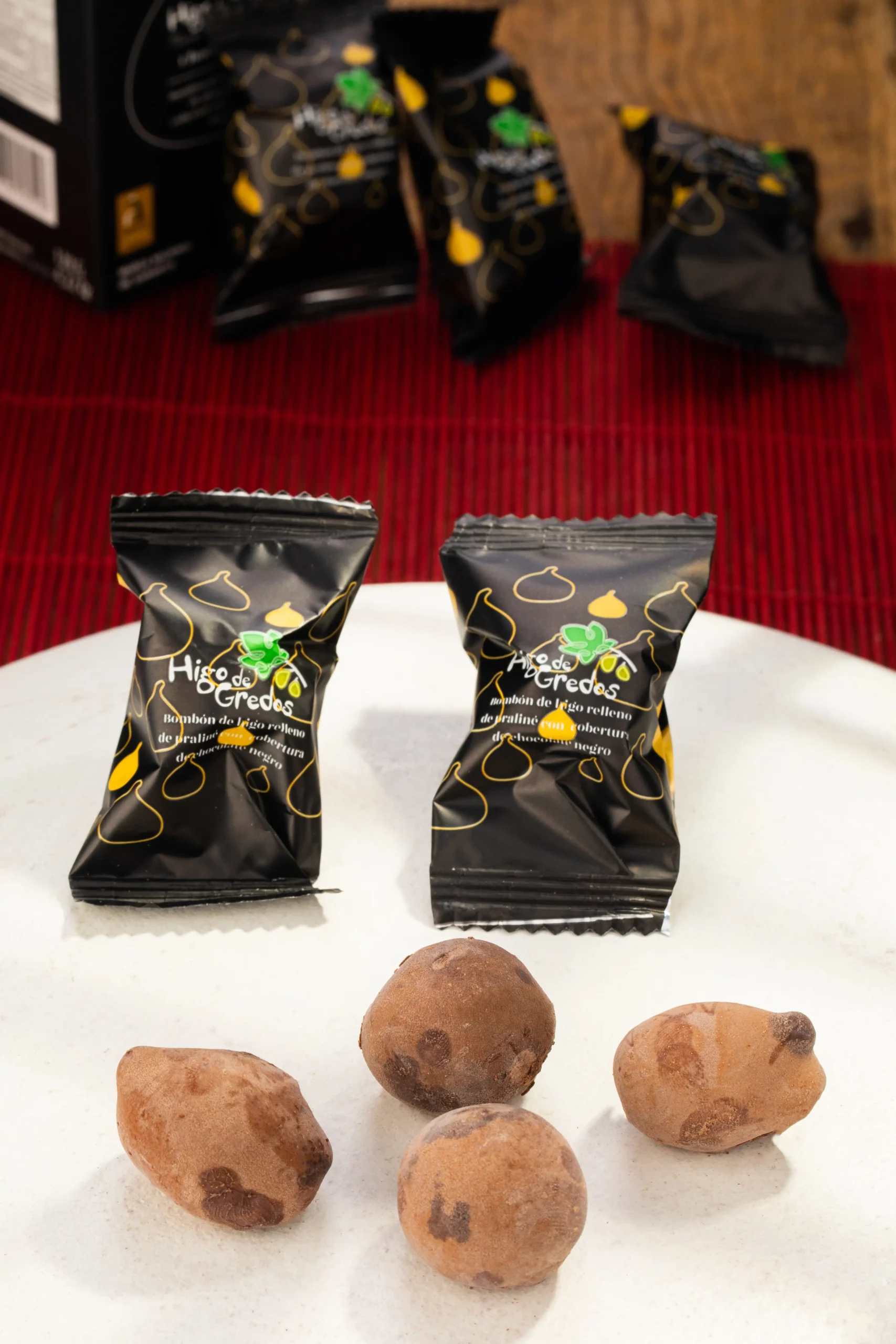bombon de higo cubierto en chocolate negro