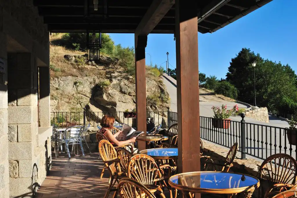 terraza hotel rural en gredos