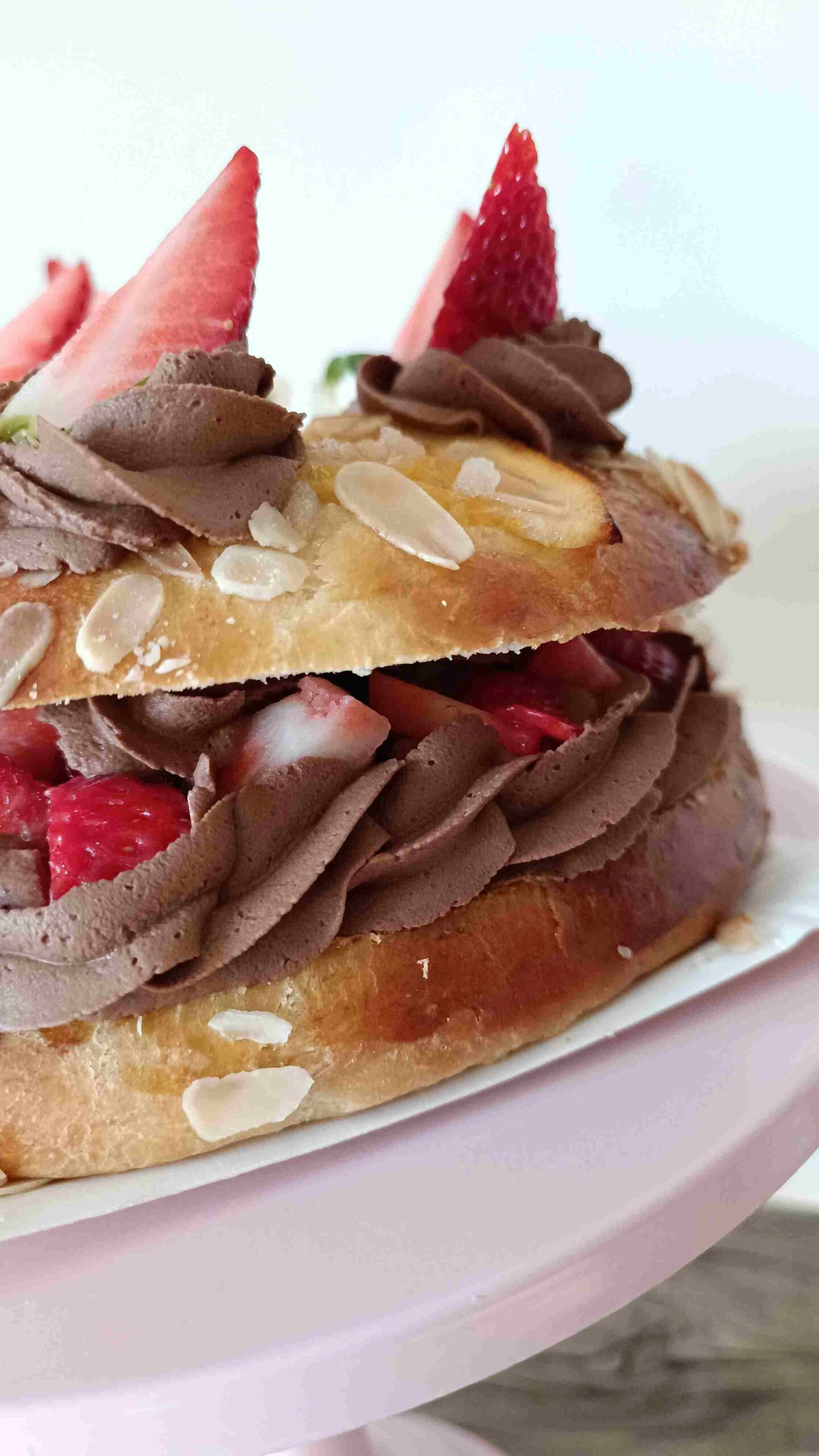 roscon relleno de trifa y fresas