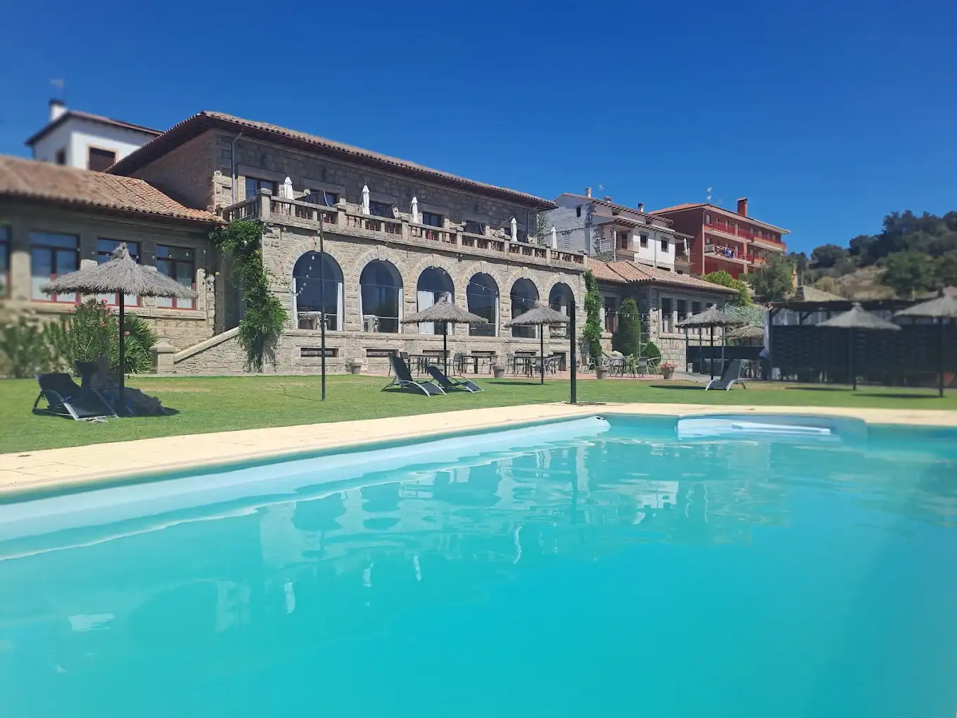 piscina exterior posada real