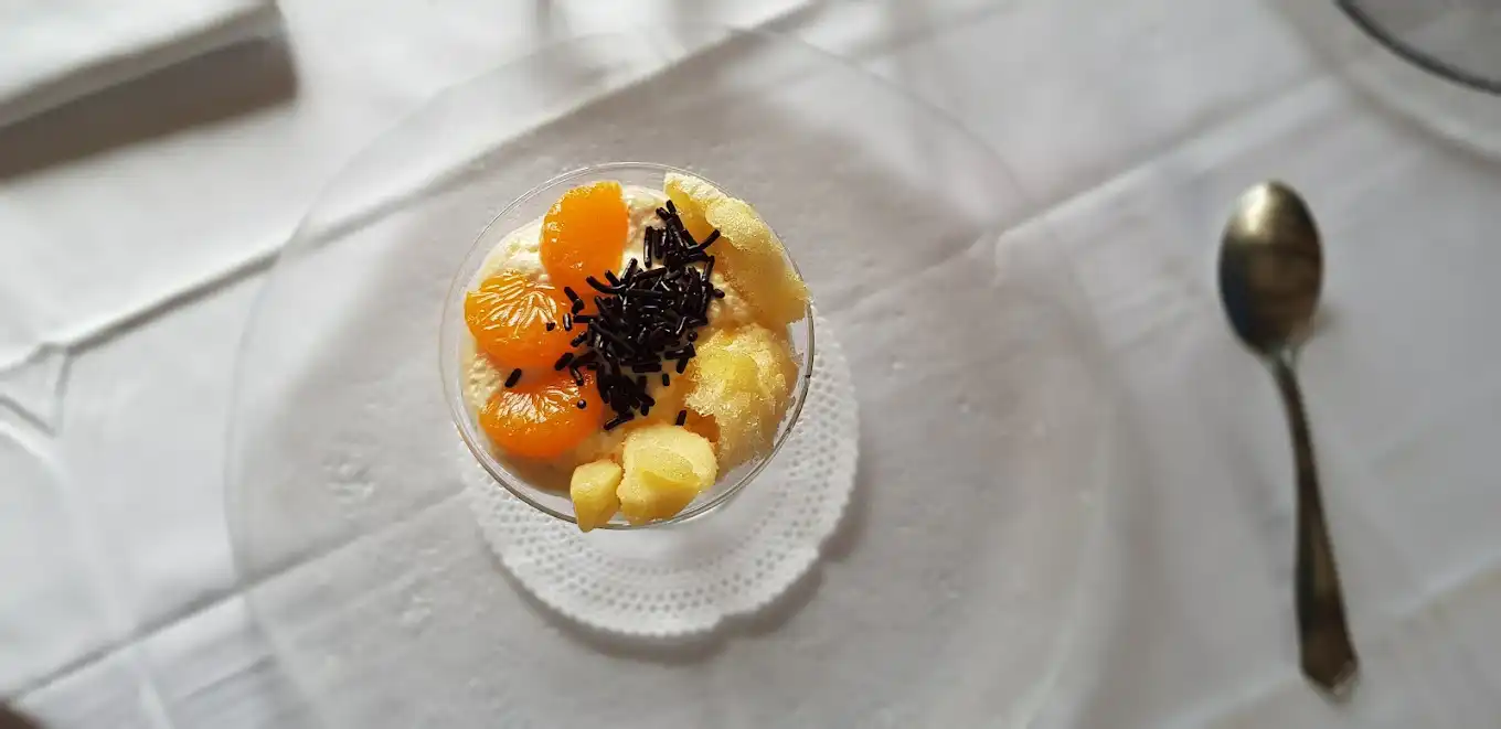 postre a base de fruta natural en restaurante la dehesilla