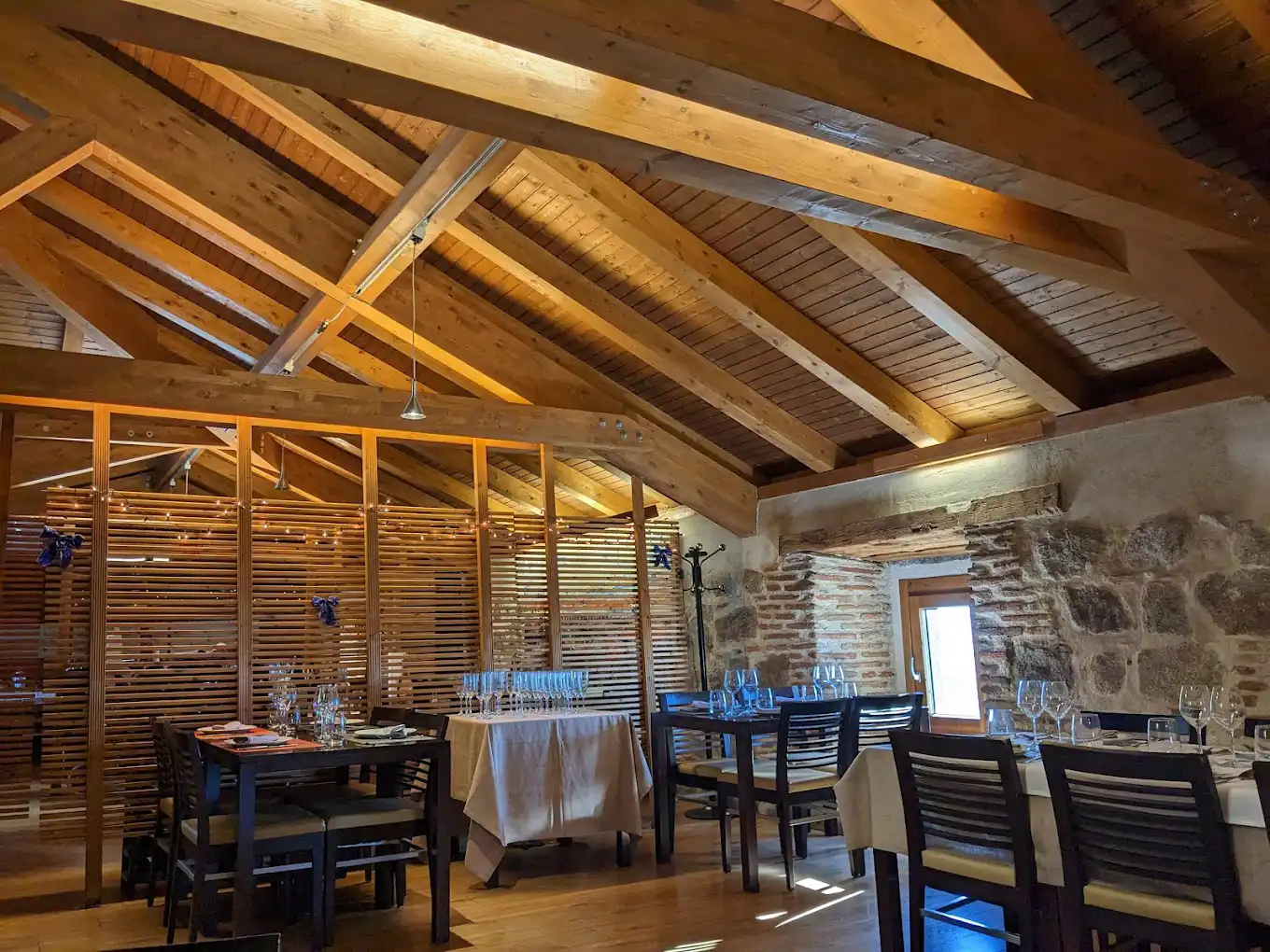 interior del restaurante la bruja en avila