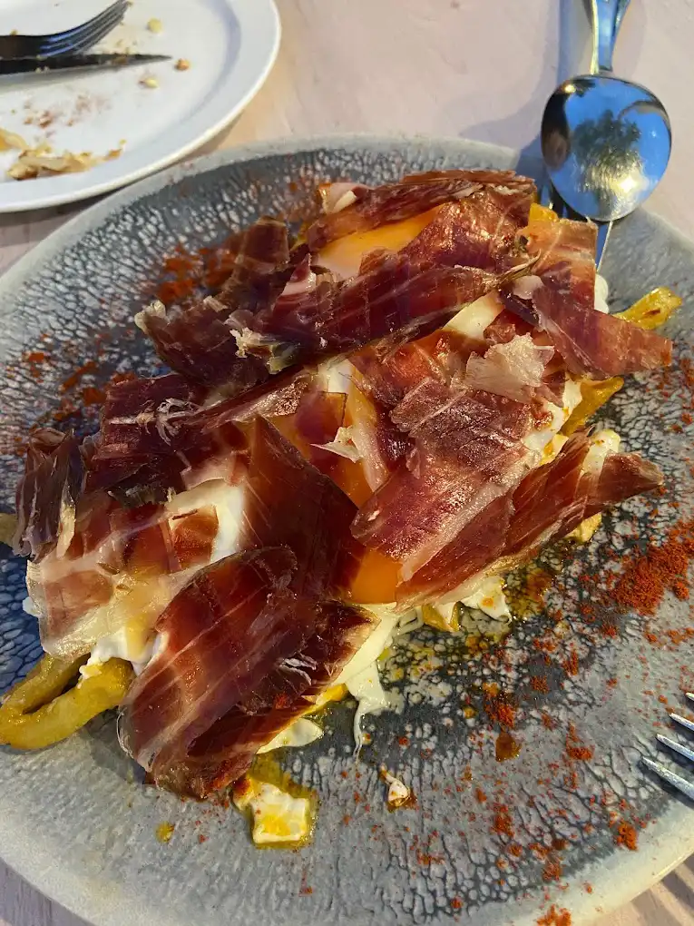 comer huevos rotos con jamon en avila