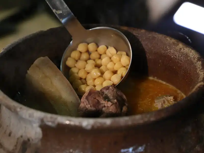 cocina abulense en restaurante los canteros