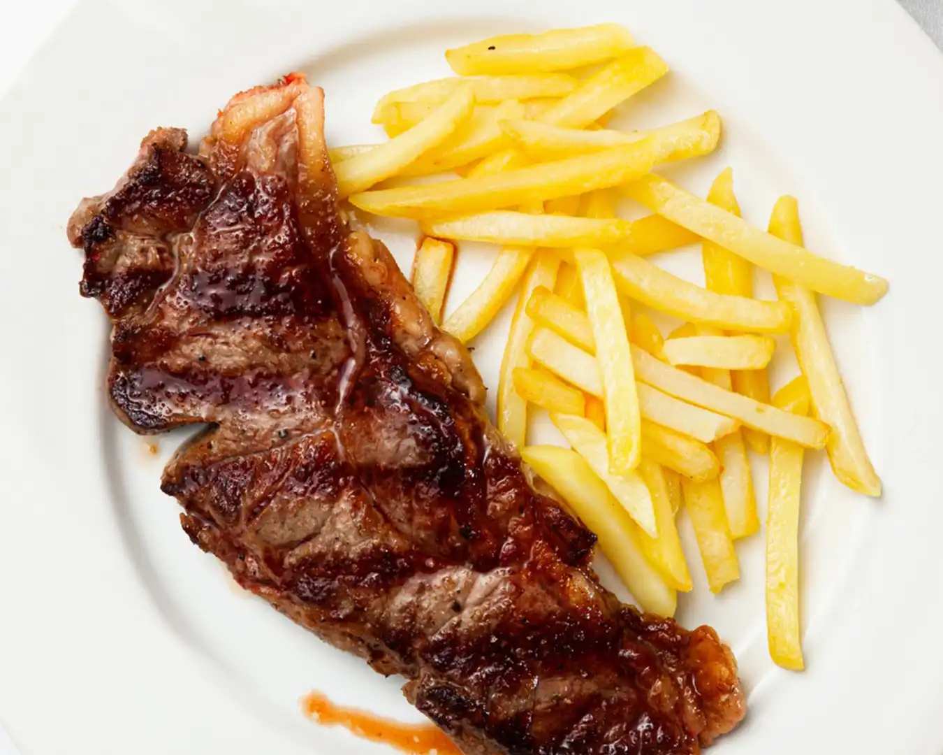 plato de carne con patatas
