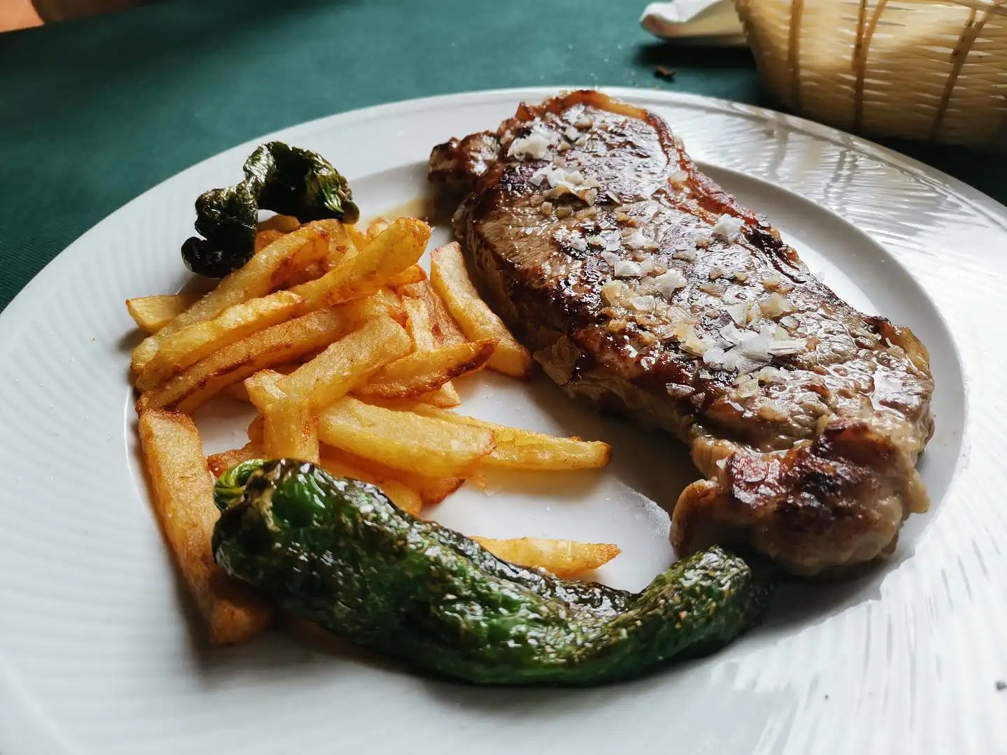 Entrecot con patatas en el restaurante Retiro de San Pedro de Alcántara