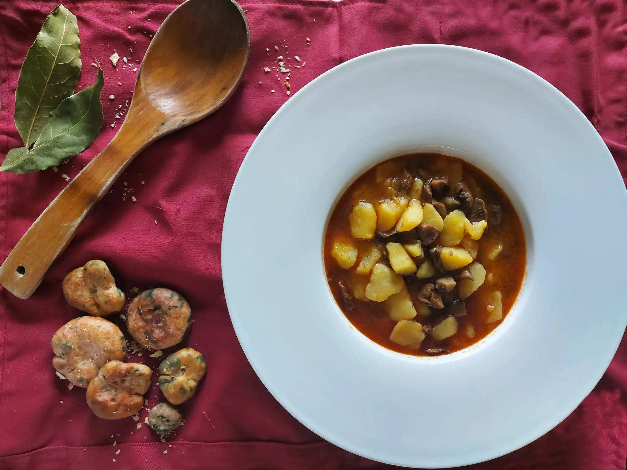 guiso tradicional de carne con patatas