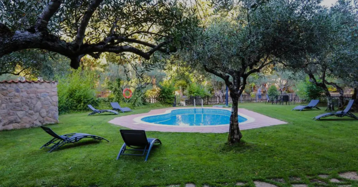 Piscina en el hotel rural El Retiro de San Pedro