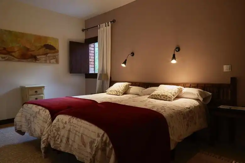 interior-habitacion-alojamiento-casa-rural-el-burguillo
