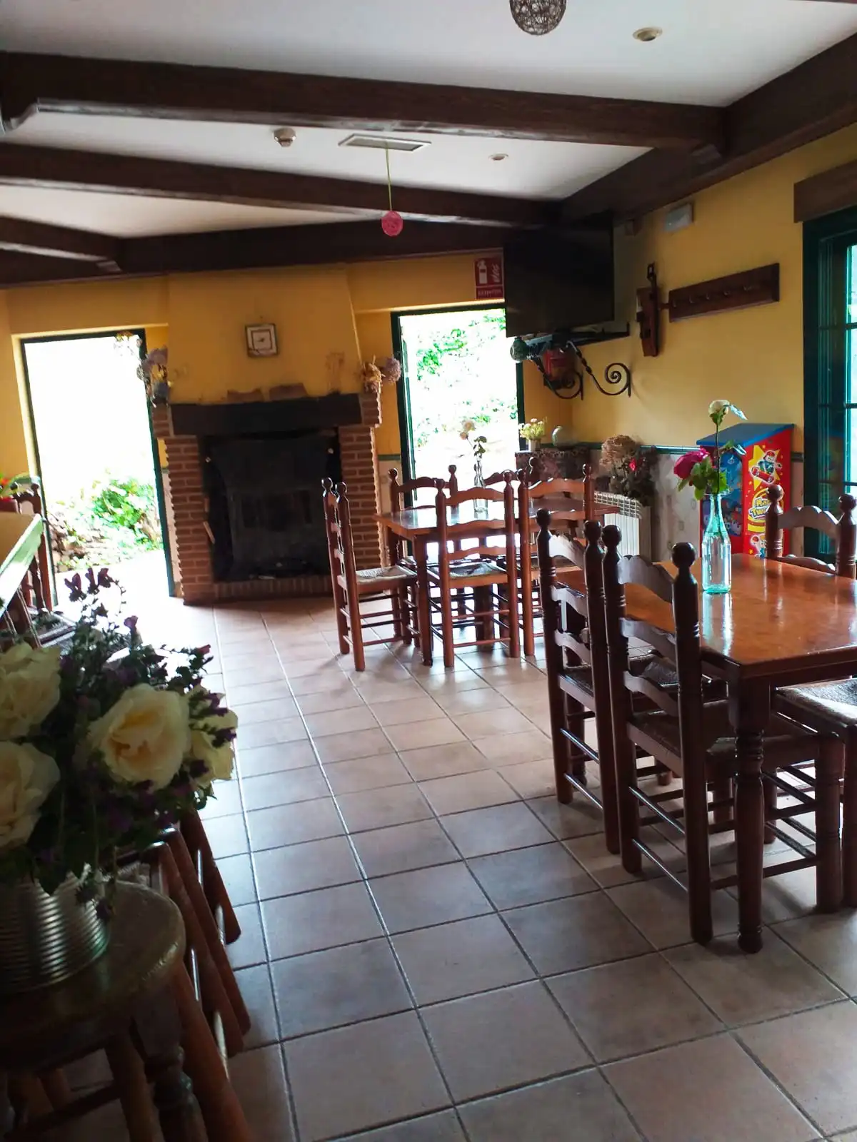 interior-local-restaurante-el-manantial-de-gredos