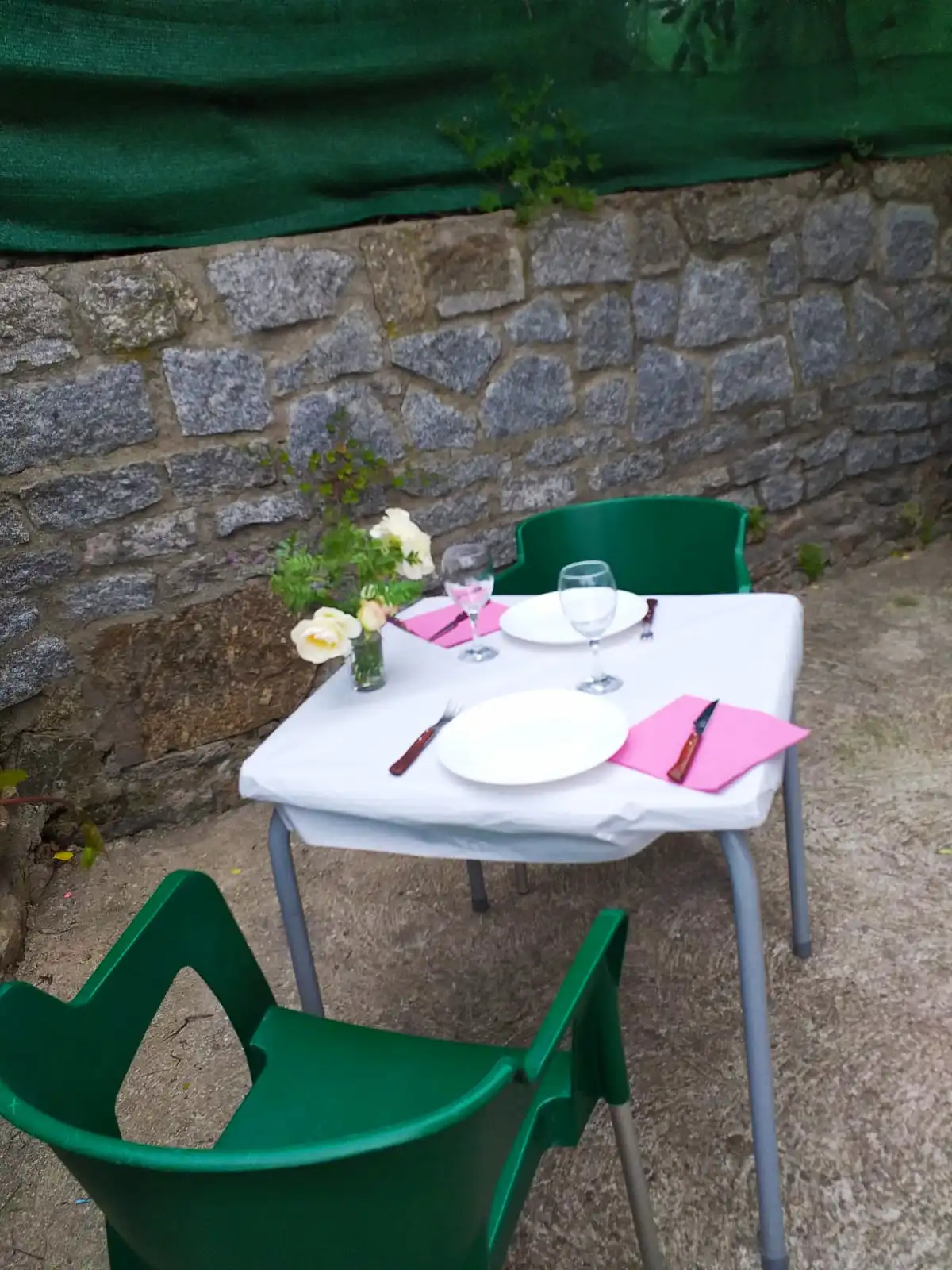 mesa-exterior-restaurante-el-manantial-de-gredos