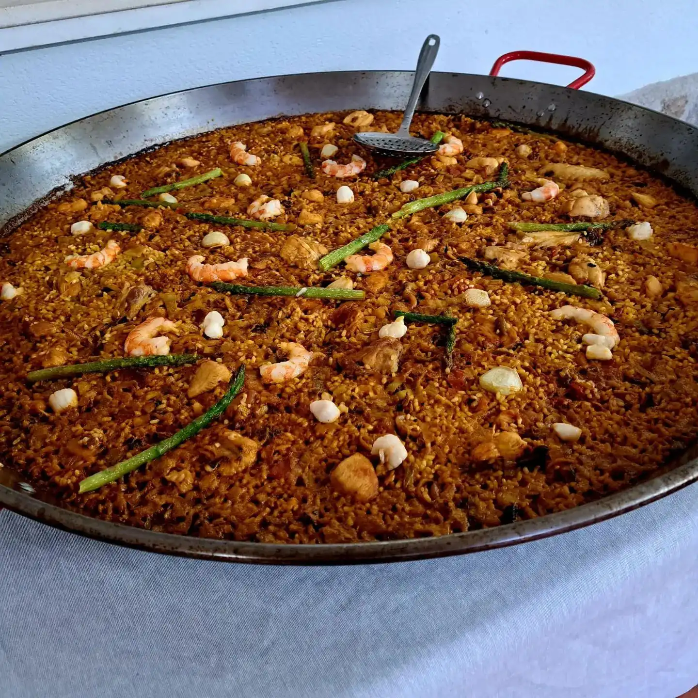 Paella de gambas y espárragos del restaurante El Retiro de San Pedro de Alcántara