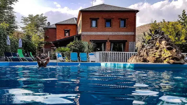 piscina-alojamiento-casa-rural-el-burguillo