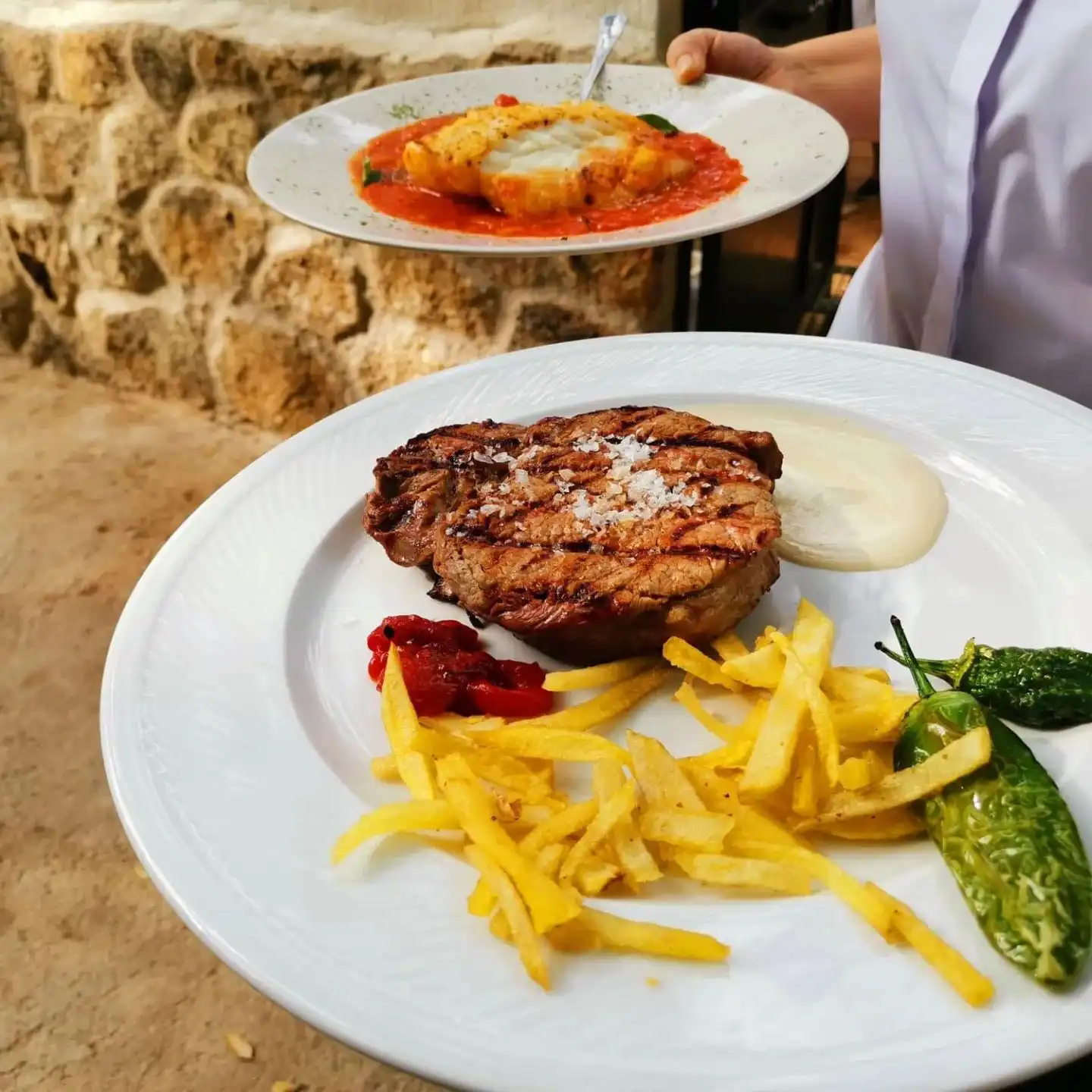 plato de carne en el restaurante de El Retiro de San Pedro de Alcántara