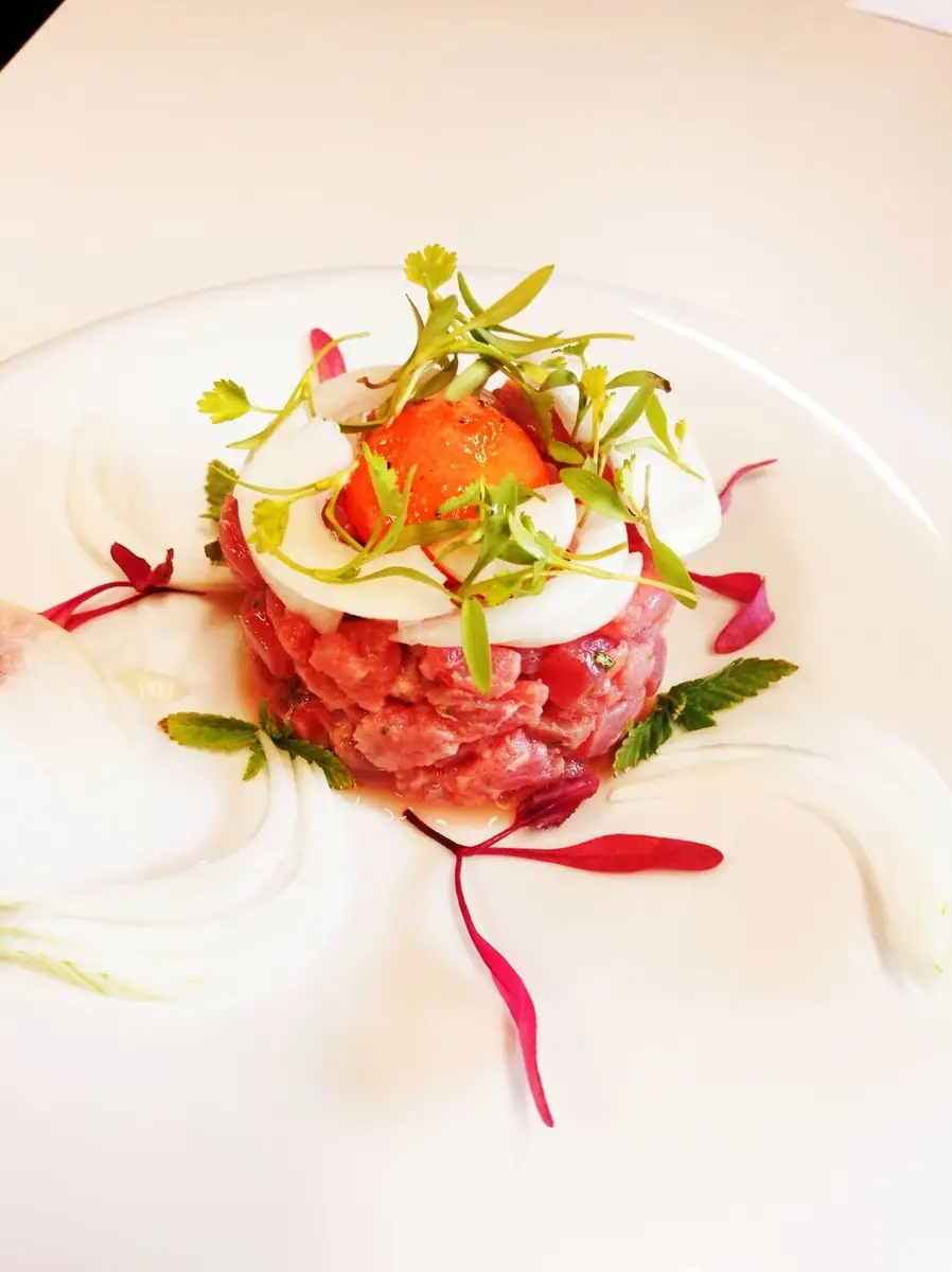 tartar de atun rojo con yema curada